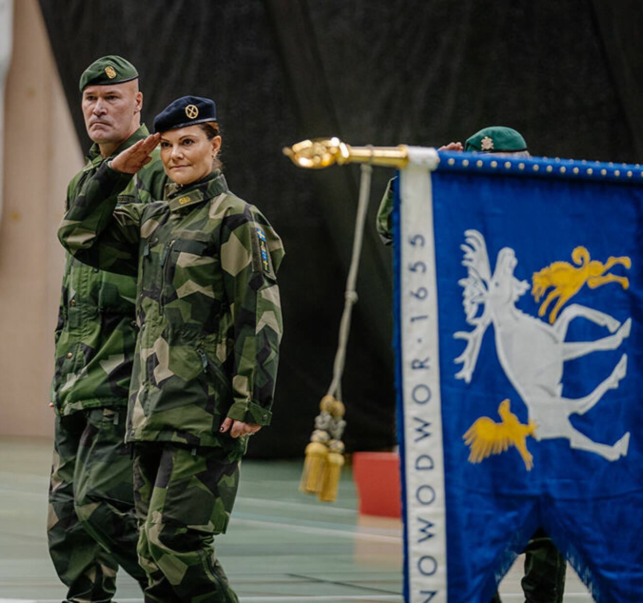 Kronprinsessan Victoria överlämnar en fana till Norrlands Dragonregemente K4 i Arvidsjaur