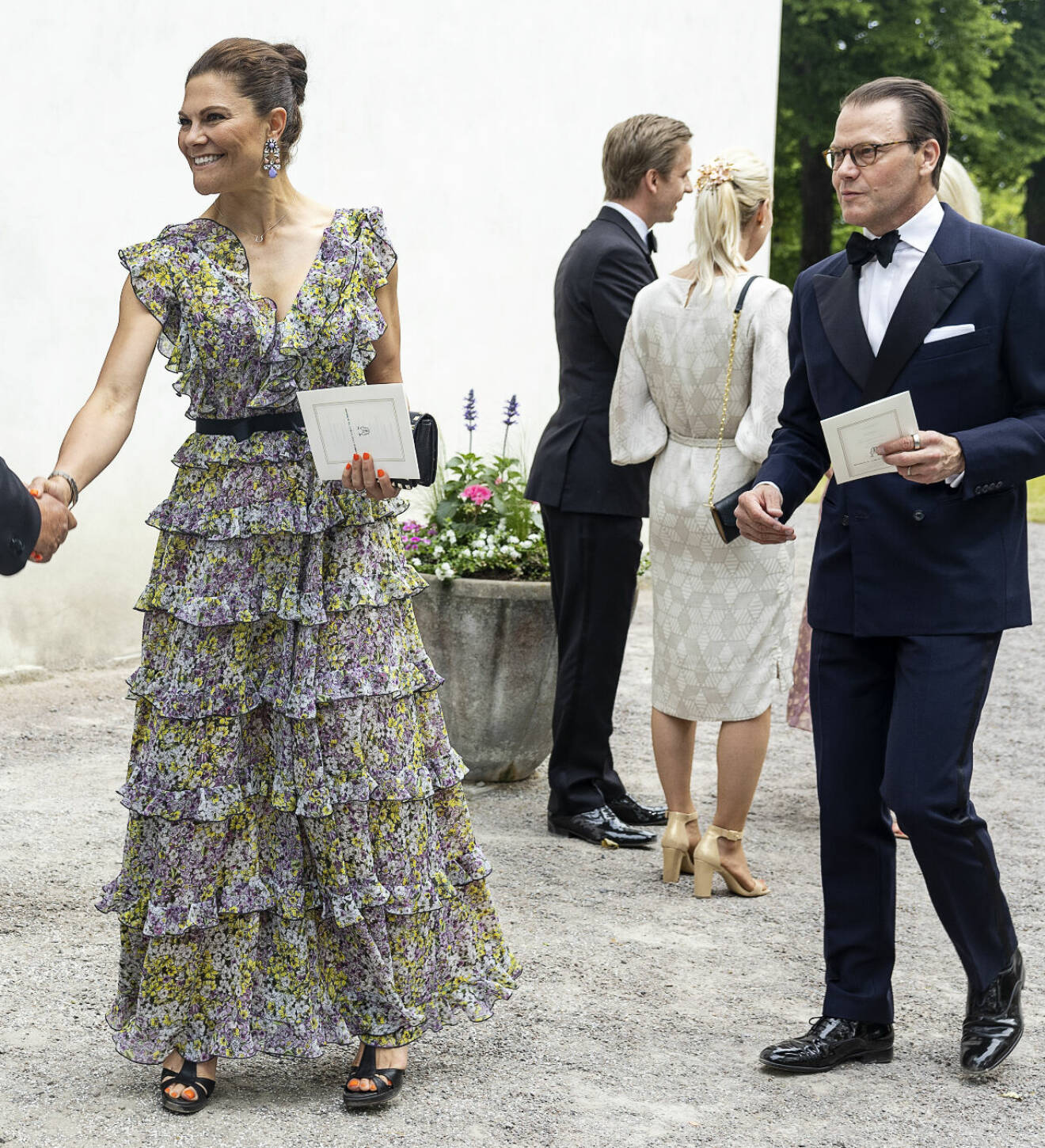 Kronprinsessan Victoria på Sara Westlings bröllop klädd i volangklänning från Giambattista Vallis kollektion för HM 2021