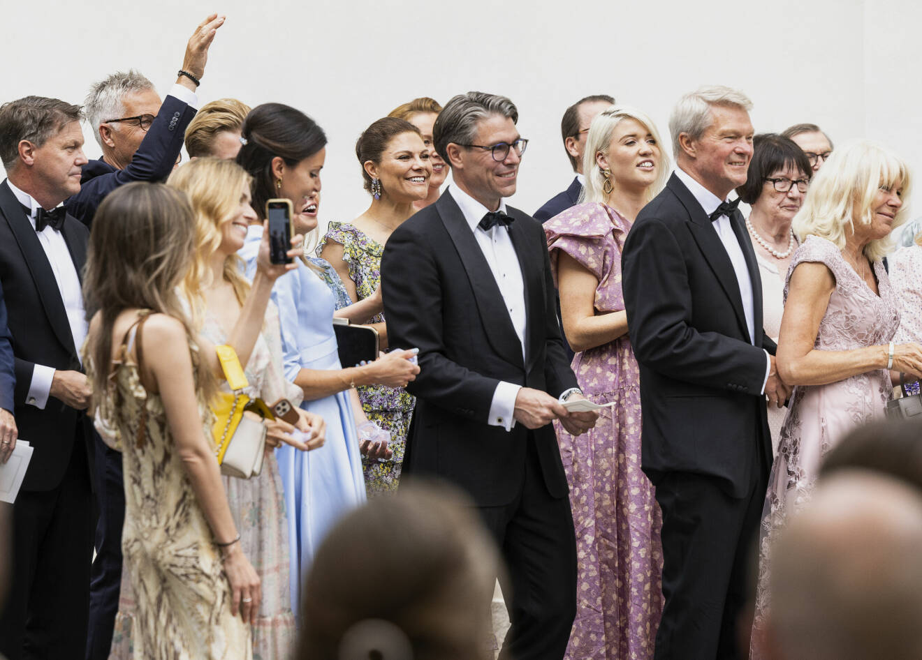 Kronprinsessan Victoria och prins Daniel med familjen Westling på Sara Westlings bröllop 2023