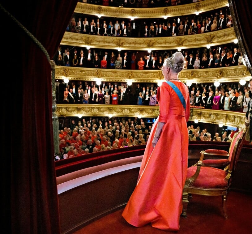 För Margrethe blev jubileumskvällen på Det Kongelige Teater en uppvisning i kunglig glans. Men till och med hon kan ju faktiskt vara lite vanlig ibland! Drottning Margrethe på Det Kongelige Teater, firar 50 år på tronen