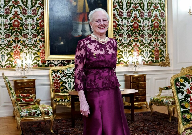 Ingen risk att Danmarks färgstarka drottning smälte in i tapeten. Drottning Margrethe i vinröd eller lila aftonklänning