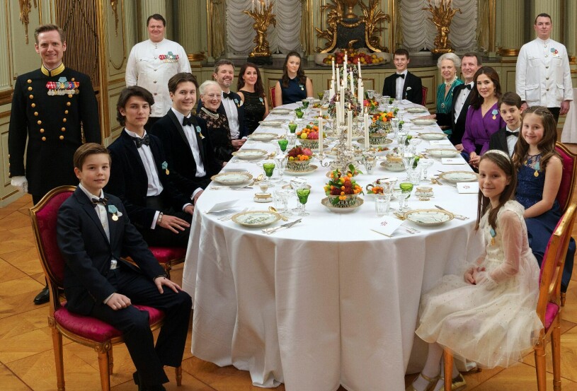 Hela familjen samlad när Margrethe firade med smokingmiddag. Danska kungafamiljen firar drottning Margrethe 50 år på tronen