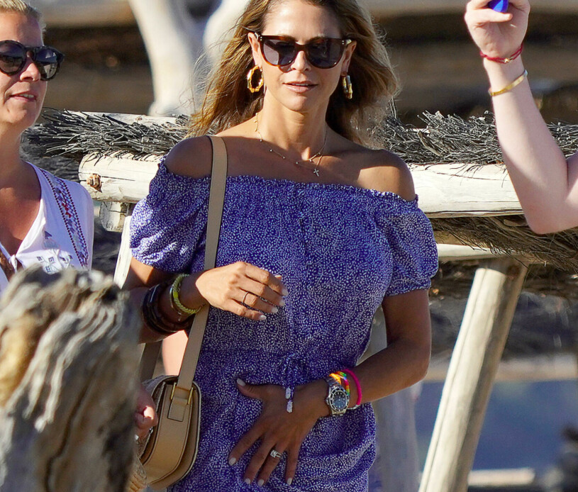 Prinsessan Madeleine visar upp Rolexklockan på stranden. Prinsessan Madeleine