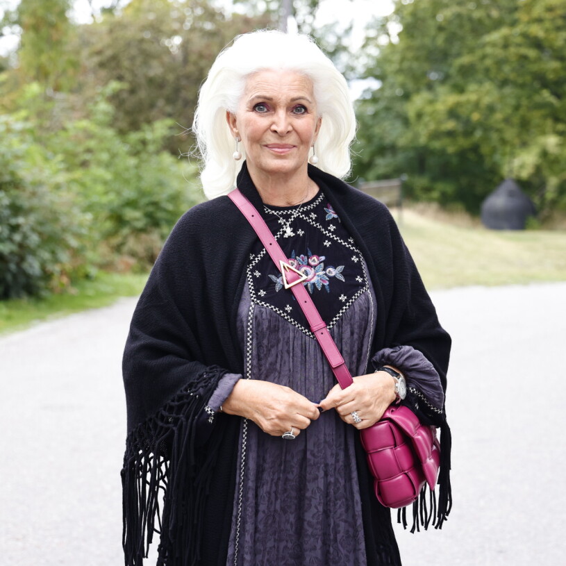 Grete Qviberg vid kärleken Kent Löwenbergs begravning. Grete Qviberg på sin sambo Kent Löwenbergs begravning