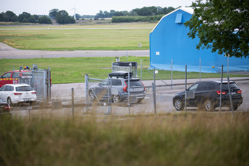 Kungen anlände till flygplatsen i en Volvo.