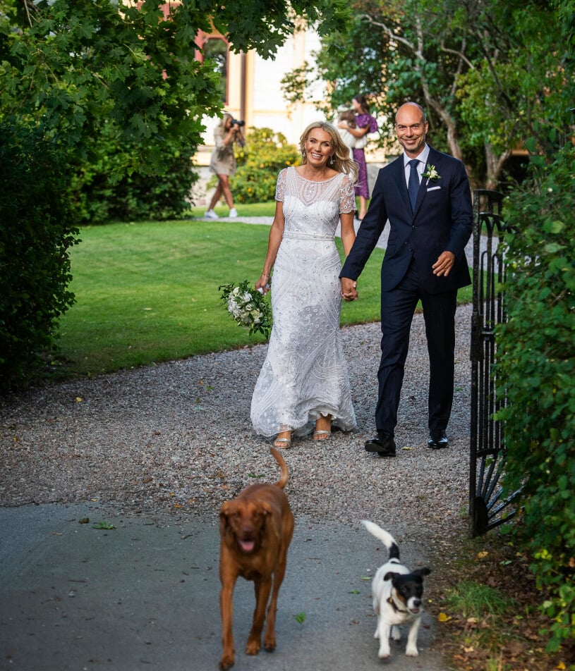 Brudparet Andrea Brodin och Cedric Notz – och Villa Loviseberg skymtar i bakgrunden. Andrea Brodin och Cedric Notz bröllop på Villa Loviseberg 2020