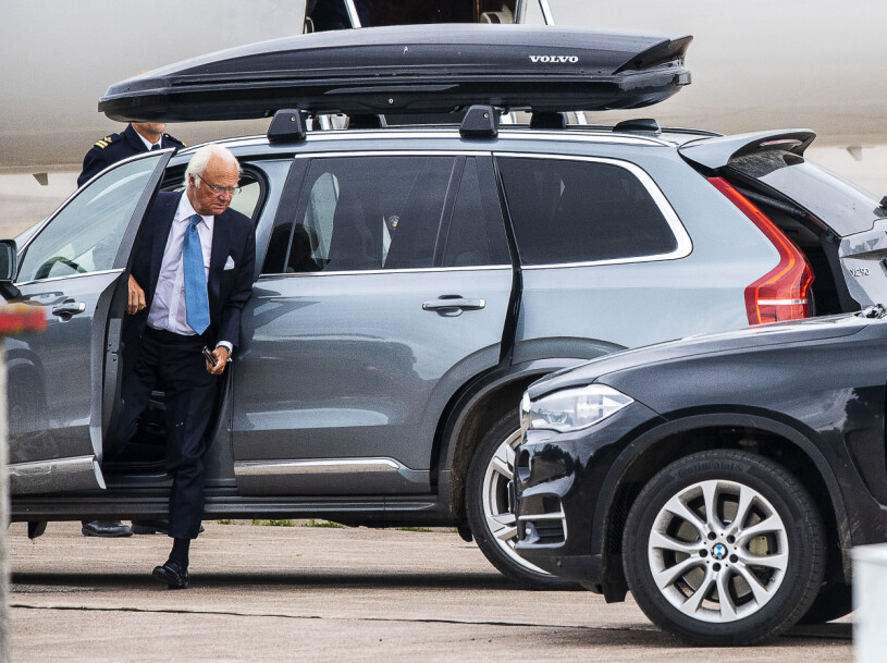 Kung Carl Gustaf tog regeringsplanet till Stockholm.