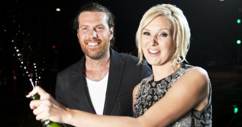 Sanna Nielsen sparade inte på skumpan när hon och Joakim Ramsell firade hennes seger i Melodifestivalen 2014. Sanna Nielsen Joakim Ramsell år 2014