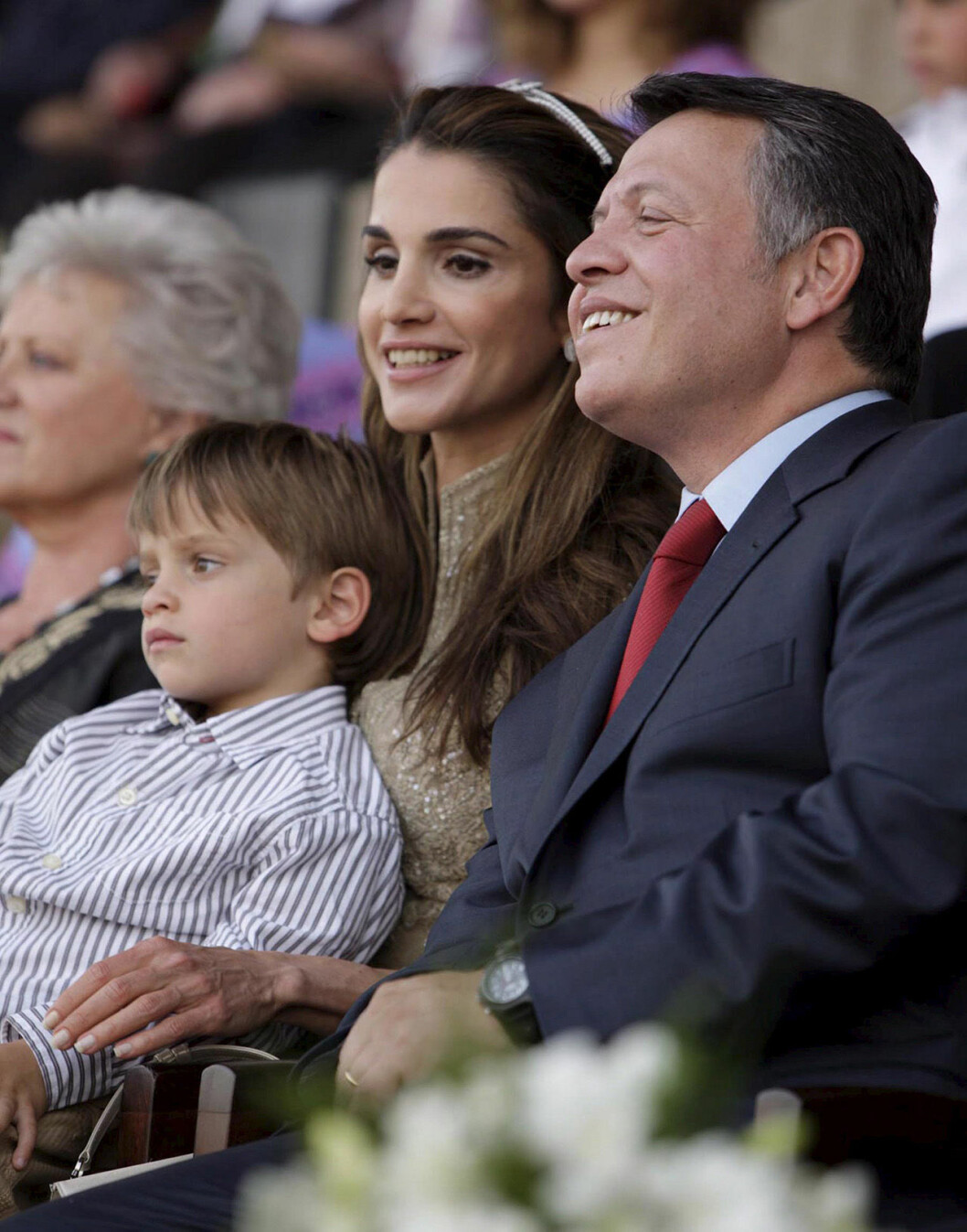 Kung Abdullah II med sin fru drottning Rania. I knäet sitter deras son prins Hashem. Kung Abdullah II med sin fru drottning Rania. I knäet sitter deras son prins Hashem.