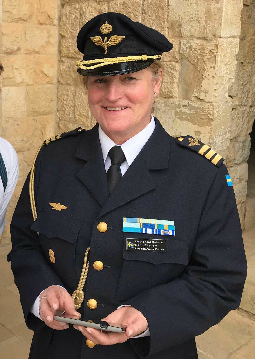 Överstelöjtnant Carin Ellström är sedan länge en av kronprinsessans tolv adjutanter. Hon tjänstgör en månad om året, och den övriga tiden hittar man henne på hennes vanliga jobb i försvaret. Kronprinsessan Victorias adjutant överstelöjtnant Carin Ellström i uniform.