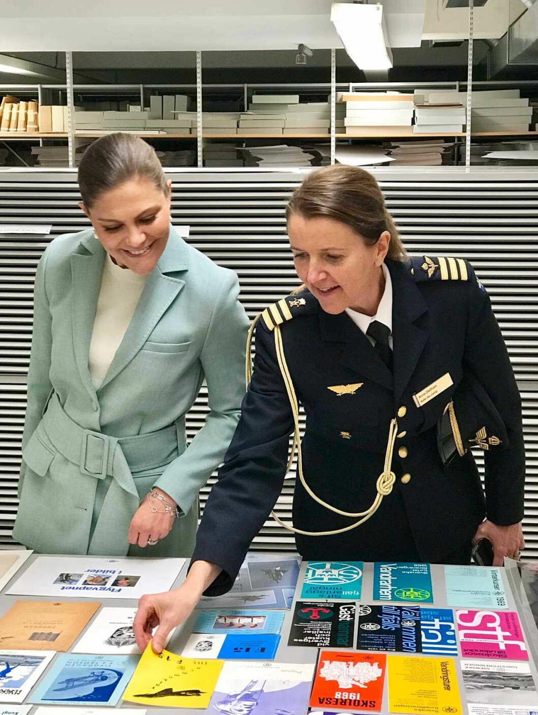 Kronprinsessan med sin adjutant Anna Dellham. Kronprinsessan Victoria med sin adjutant Anna Dellham. Victoria har mintgrön byxdräkt från Rodebjer.