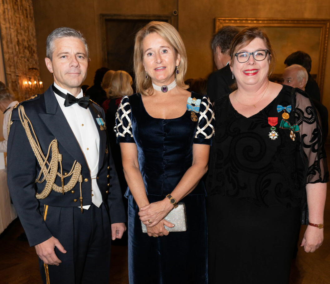 Harriet Bredelius i sin hovdräkt, till vänster kungens adjutant. Harriet Bredelius i sin hovdräkt, till vänster kungens adjutant.