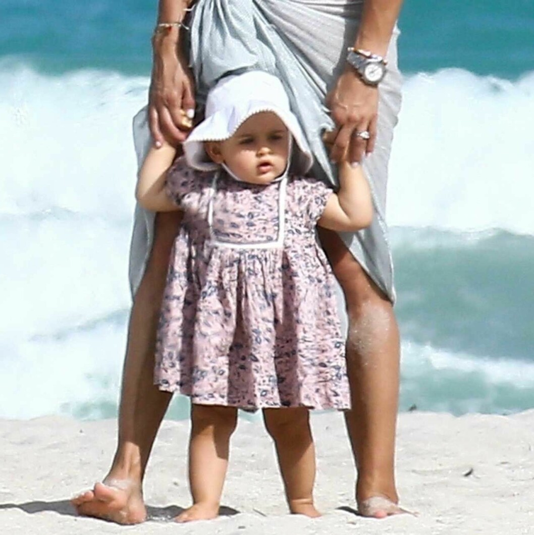 Prinsessan Adrienne med mamma Madeleine på stranden i Miami. Prinsessan Adrienne på stranden i Miami med mamma prinsessan Madeleine.