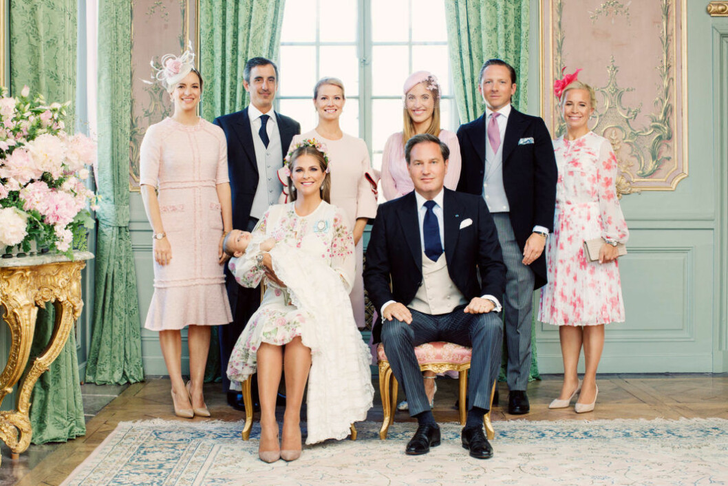 Prinsessan Adrienne med mamma Madeleine och pappa Chris och alla sina faddrar.
