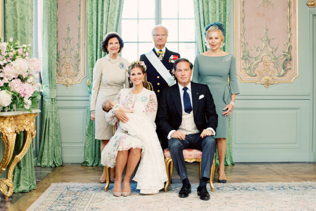 Hela familjen samlad. Nya bilder på prinsessan Adrienne efter dopet. Här tillsammans med den närmsta familjen.