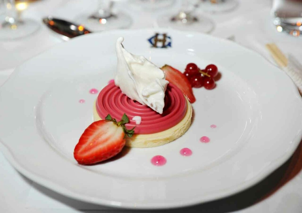 Aftonens dessert! Japansk Cheesecake med Yuzu och smultron, serverad med Kozaemon Yuzu sake sorbet. Aftonens dessert! Japansk Cheesecake med Yuzu och smultron, serverad med Kozaemon Yuzu sake sorbet.