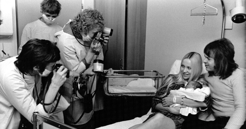 Linda Ulvaeus fick mycket uppmärksamhet redan som nyfödd! Agnetha Fältskog, Björn Ulvaeus och Linda Ulvaeus