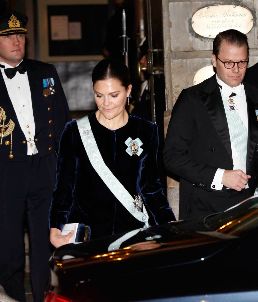 Allvaret präglade hela kvällen. Kronprinsessan Victoria och prins Daniel vid Svenska Akademiens högtidssammankomst. Allvaret präglade hela kvällen.