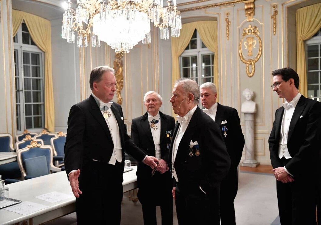 Bakom kulisserna vid högtidssammankomsten: Horace Engdahl i diskussion med Per Wästberg. Horace Engdahl i diskussion med Per Wästberg, bakom kulisserna vid Svenska Akademiens högtidssammankomst.