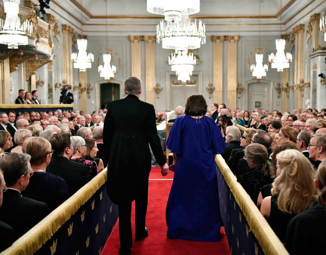 Jila Mossaed på väg in i Börssalen för att bli invald i Svenska Akademien.