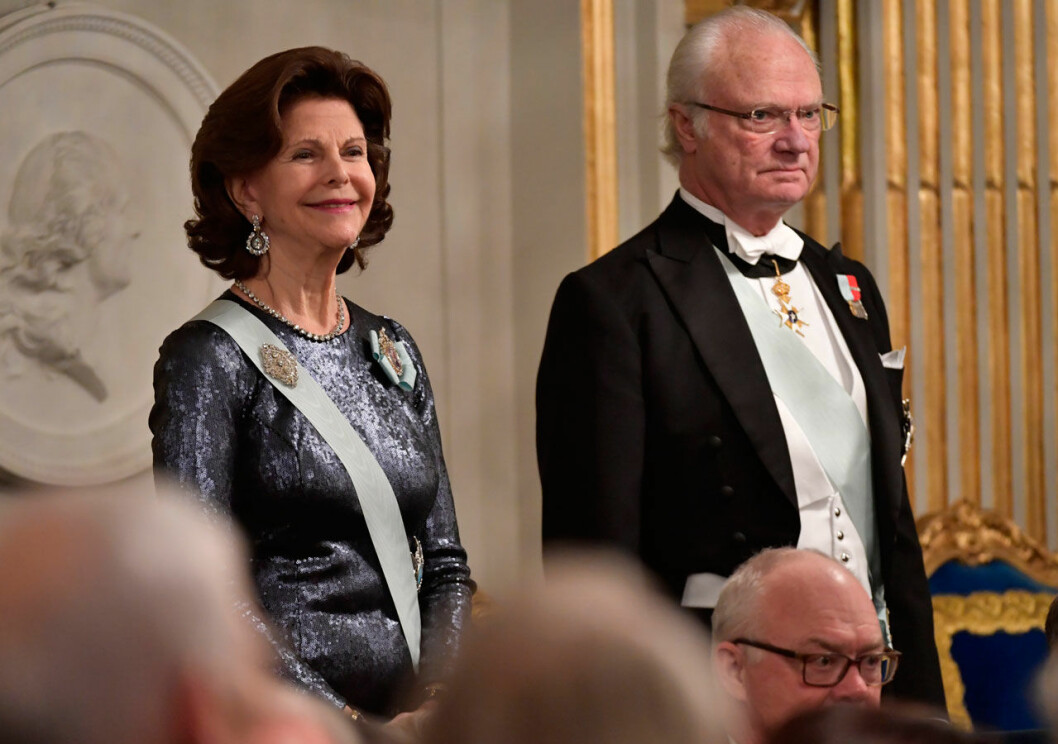 Kungen stramar upp. Kungaparet på Svenska Akadmiens högtidssammankomst.