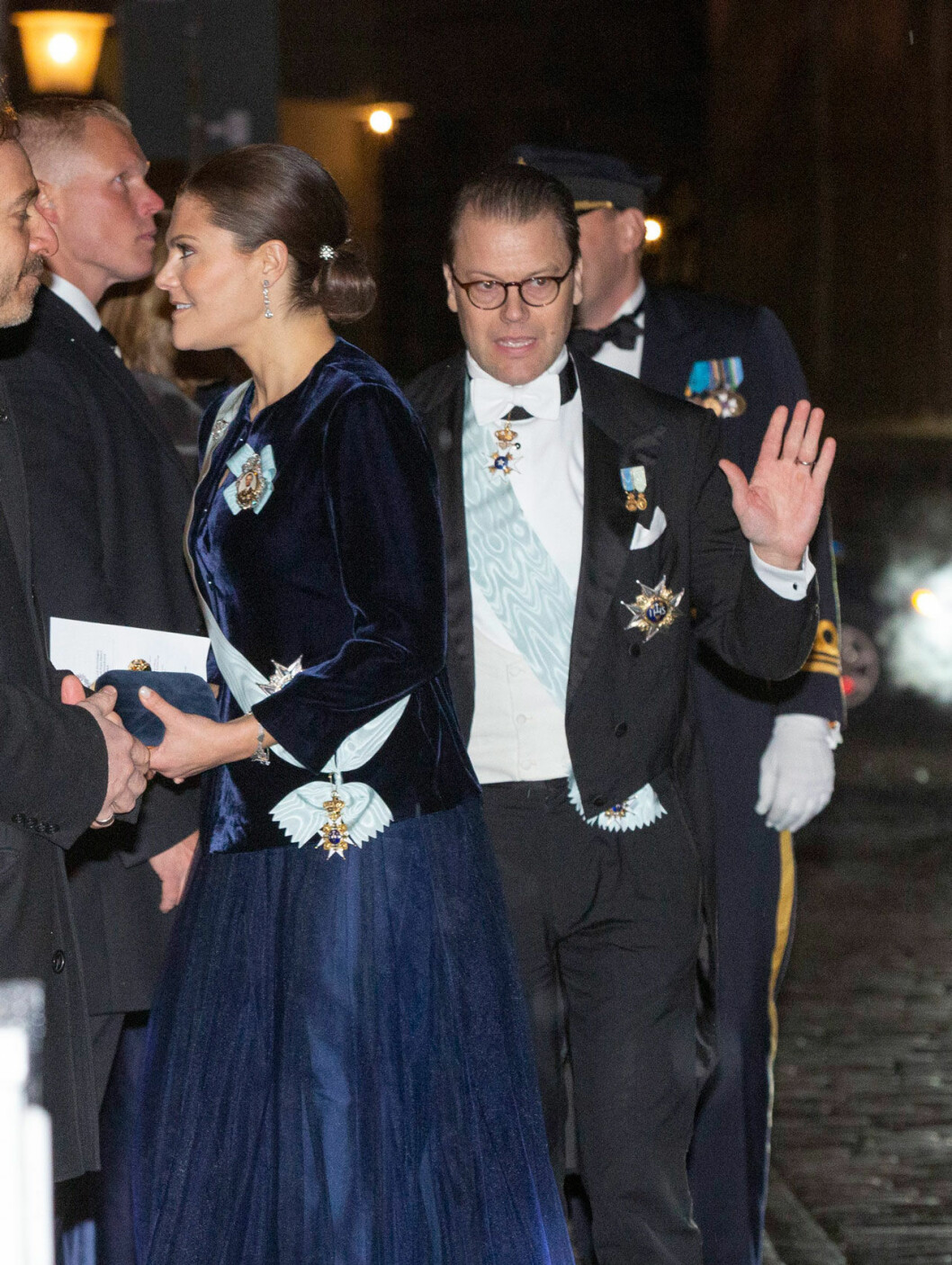 Ceremonin följer fortfarande Gustaf III:s anvisningar och klädkoden är frack, vilket innebär ordensband förstås. Dock sparsamt med juveler och inga diadem. Kronprinsessan Victoria och prins Daniel på Svenska Akademiens högtidssammankomst 2018.
