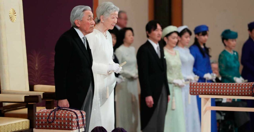 Den avgående kejsaren stod bredvid sin hustru under dagens ceremoni, men hela den japanska kejsarfamiljen fanns också med i salen på det kejserliga slottet i Tokyo. Akihito abdikerar