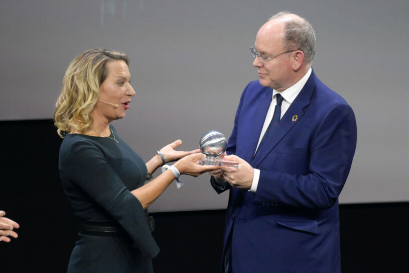 Furst Albet tar stolt emot sitt pris! Furst Albert tar emot hållbarhetspriset the German Sustainable Development Prize på scen i Tyskland