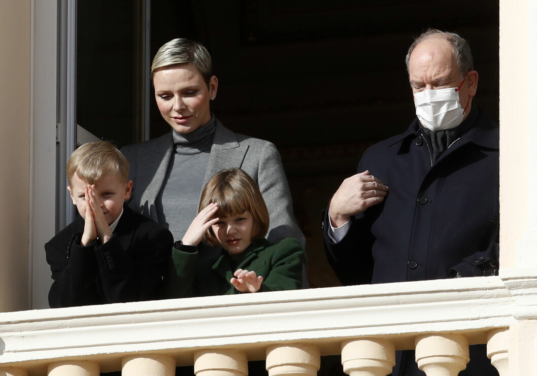 Tyvärr var det Albert som inledde det nya året i sjukdomens tecken, han insjuknade i covid – för tredje gången. Furstinnan Charlene, furst Albert med munskydd och barnen prins Jacques och prinsessan Gabriella på en balkong