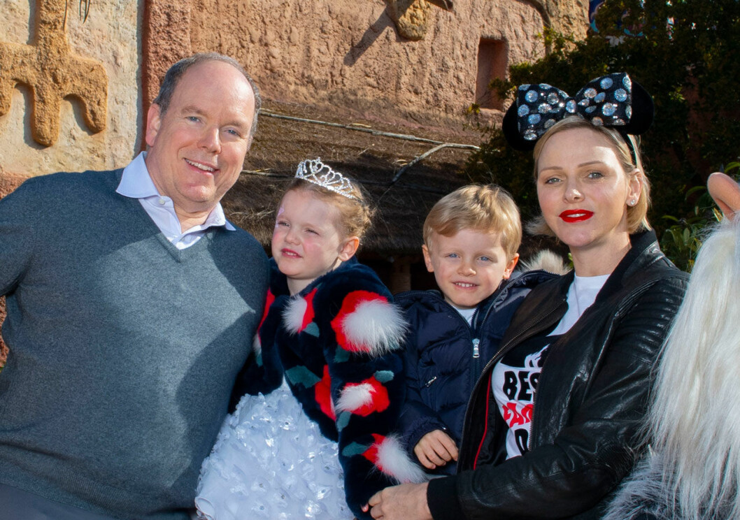 Monacotvillingarna på Disneyland med mamma Charlene och pappa Albert. Monacotvillingarna på Disneyland med mamma Charlene och pappa Albert.