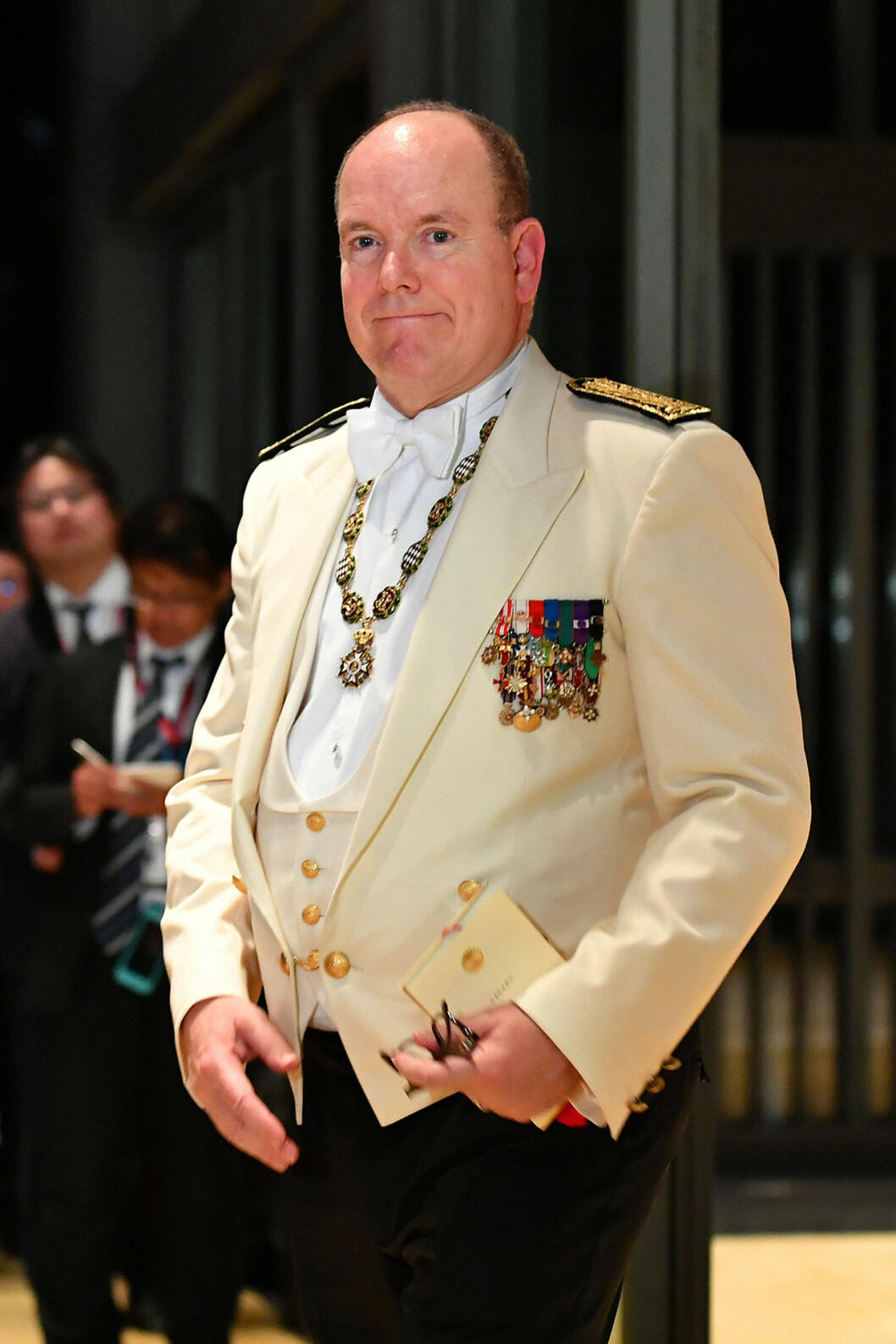 Prins Albert II anländer till banketten i Japan. Albert II