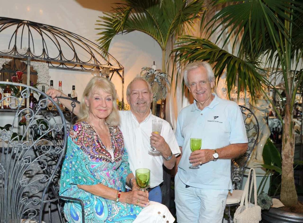 Alexandra, John Chandler och Bengt på John Chandlers fantastiska Antiques & Cafe i Limegrove. Alexandra, John Chandler och Bengt på John Chandlers fantastiska Antiques & Cafe i Limegrove.