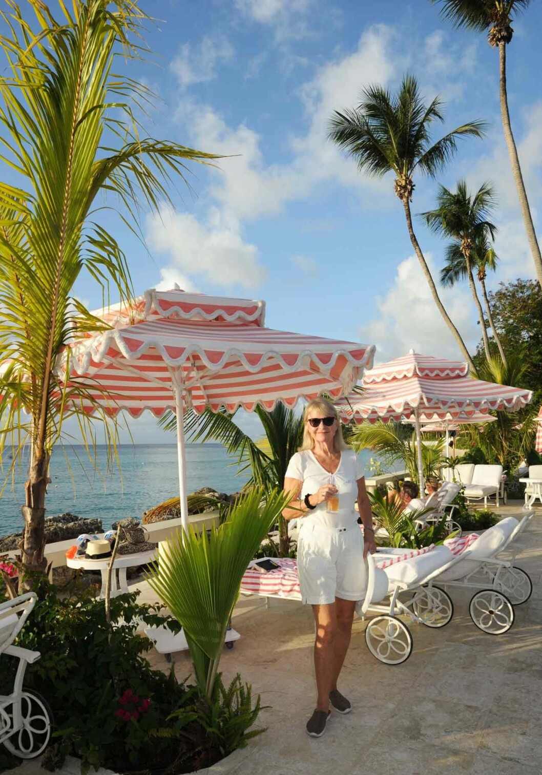 Alexandra var bara 21 år när hon kom till Barbados första gången, och blev betagen av öns skönhet. Idag varvar hon jobbet i Sverige med lata dagar i solen tillsammans med maken och systrarna. Här på fina hotellet Cobblers på västkusten. Alexandra var bara 21 år när hon kom till Barbados första gången, och blev betagen av öns skönhet. Idag varvar hon jobbet i Sverige med lata dagar i solen tillsammans med maken och systrarna.