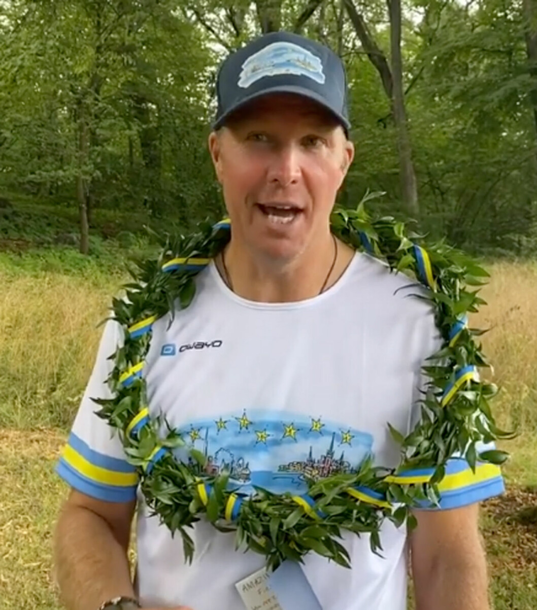 Cristina Stenbecks man Alexander Fitzgibbons, mycket nöjd efter sina 220 mil och fem maratonlopp: ”Det här kan jag lova att jag aldrig ska göra igen” sa han och log. Cristina Stenbecks man Alexander Fitzgibbons