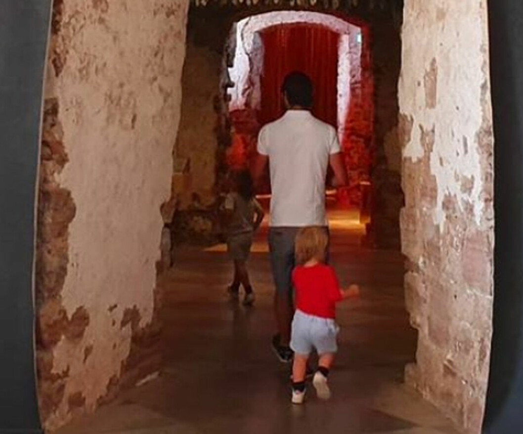 Som två små streck genom paradrummen… Sofia Carl Philip Alexander och Gabriel på utflykt i Borgholms slottsruin