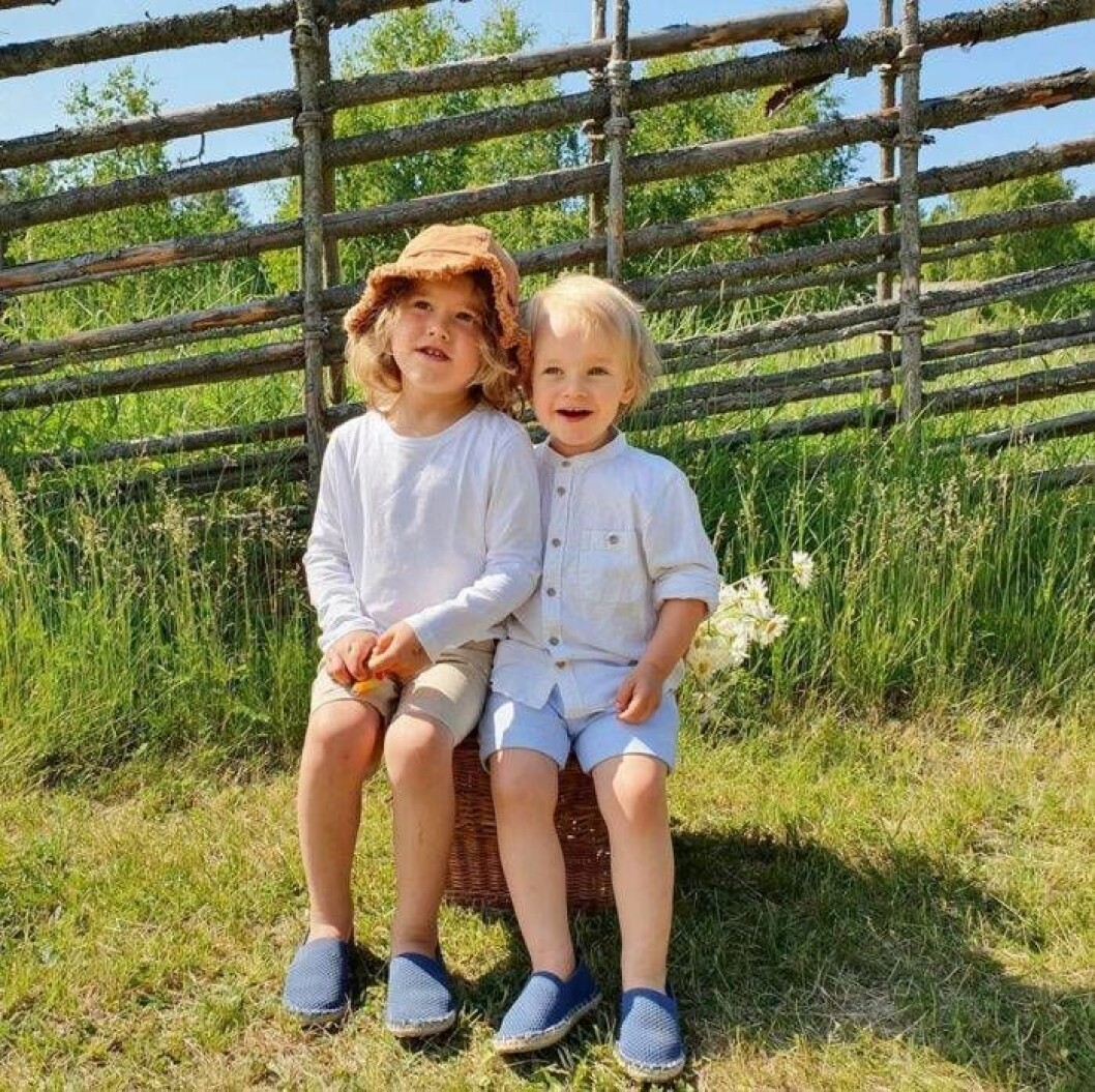 Småprinsarna Alexander och Gabriel trivs ute på landet!