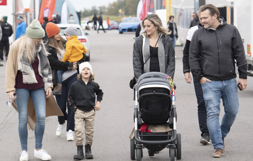 Hela familjen samlad för att stötta Carl Philip – men Alexander stjäl showen!