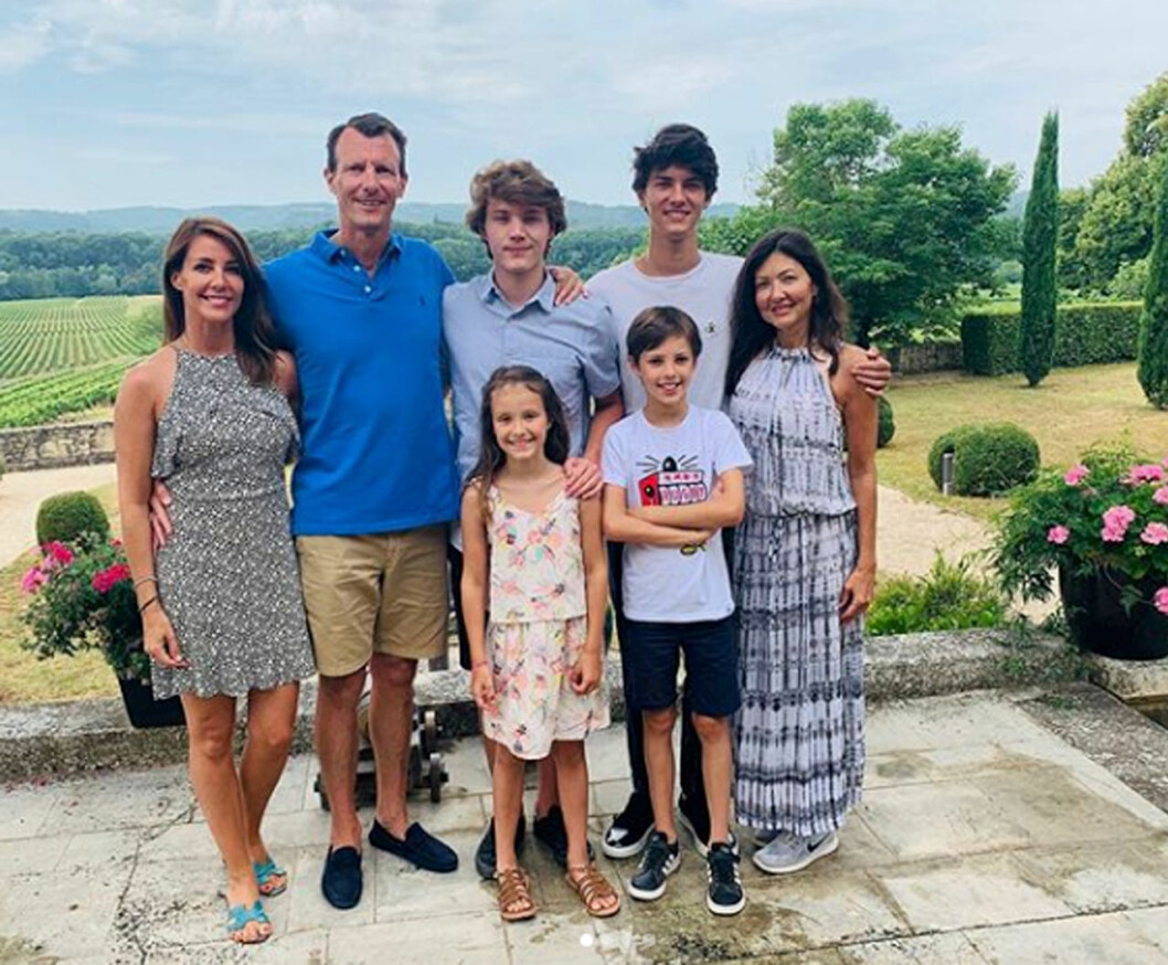 …som i veckan varit hos prins Joachim och prinsessan Marie på Château de Cayx för att fira yngste sonen prins Felix som fyllde 18. Grevinnan Alexandra firar prins Felix födelsedag på Cayx med Joachim och Marie.