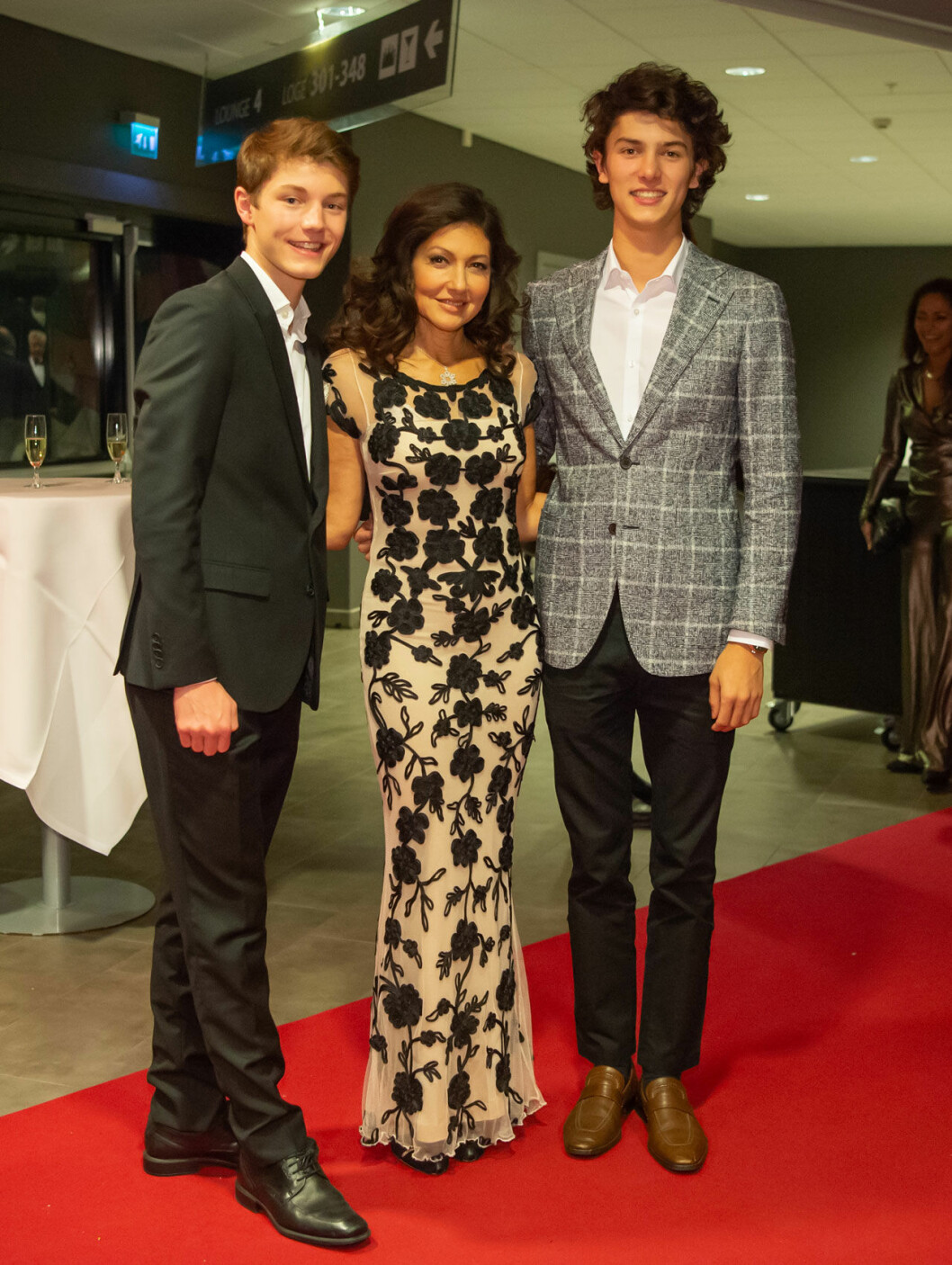 Prinsarna Felix och Nikolai var på plats när mamma Alexandra uppträdde. Prinsarna Felix och Nikolai var på plats när mamma Alexandra uppträdde.
