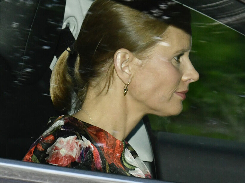 Alexandra Storåkers anländer i en blommig dress! Foto: Urban Andersson
