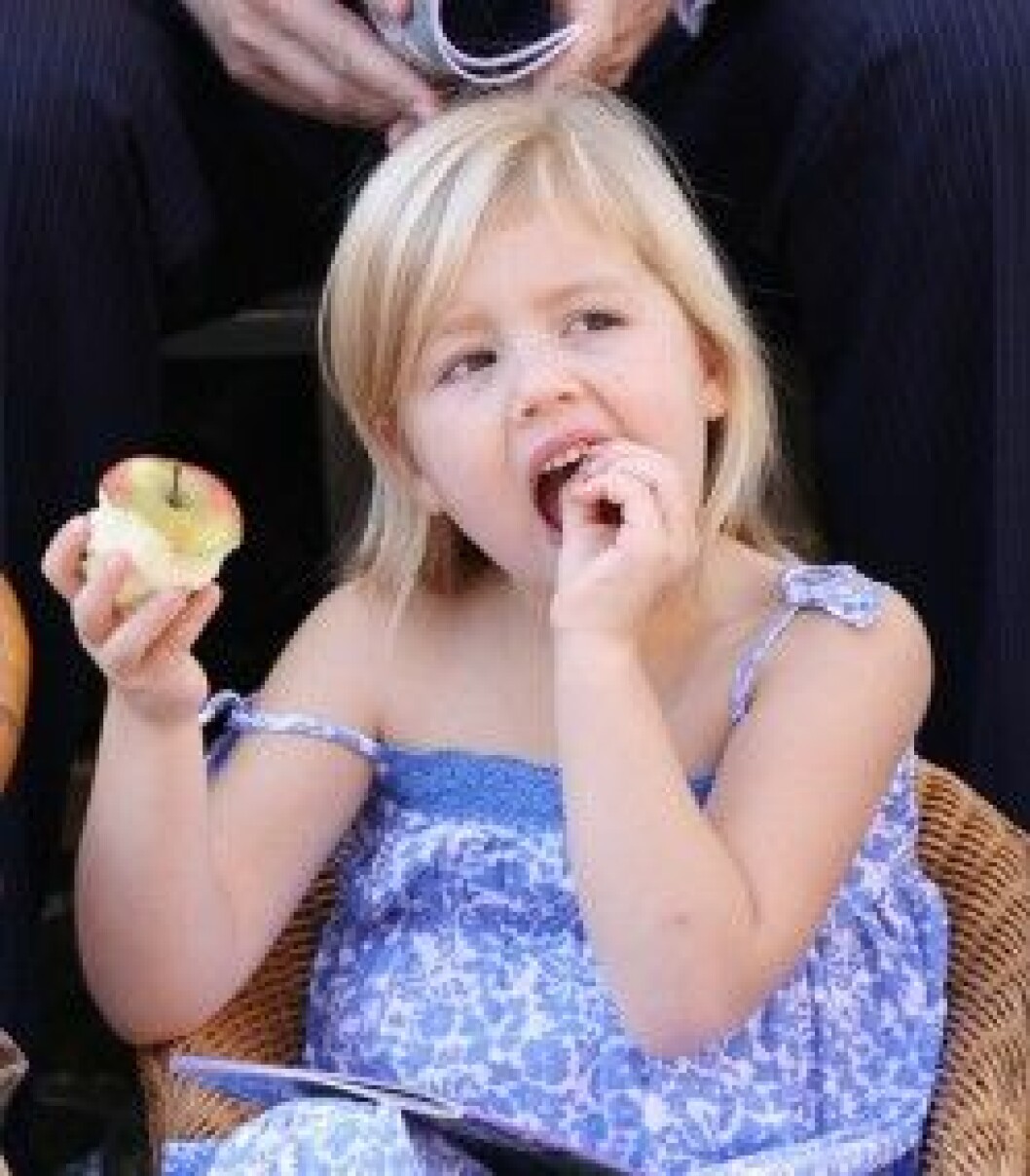 Gott äpple tycker lilla prinsessan Alexia.