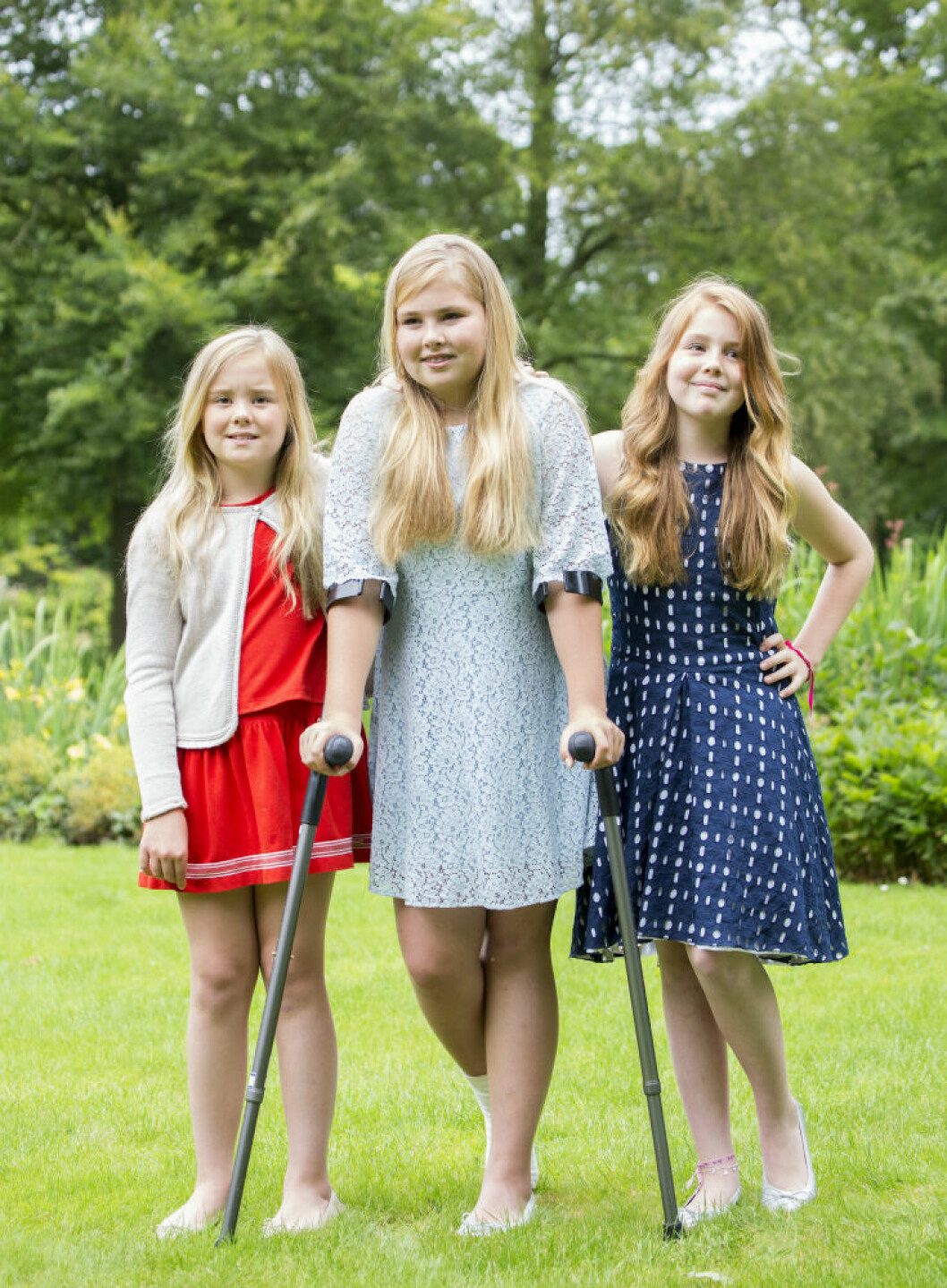 Otursförföljd familj, I februari bröt mellandottern Alexia benet i en skidolycka och i somras var det kronprinsessan Catharina-Amalia som hoppade på kryckor efter att ha vrickat foten. Otursförföljd familj, I februari bröt mellandottern Alexia benet i en skidolycka och i somras var det kronprinsessan Catharina-Amalia som hoppade på kryckor efter att ha vrickat foten.