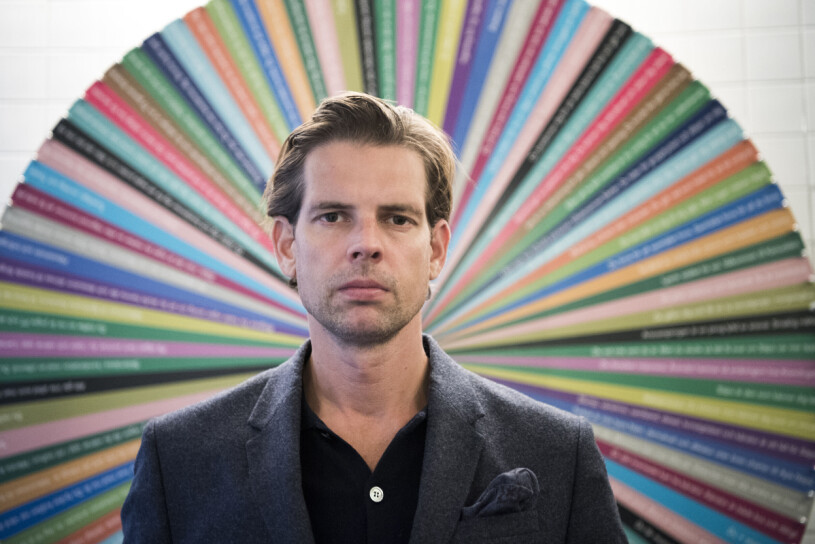 Det har inte varit en lätt väg fram till premiär för Alex Schulman och föreställningen Tröstrapporter. Alex Schulman