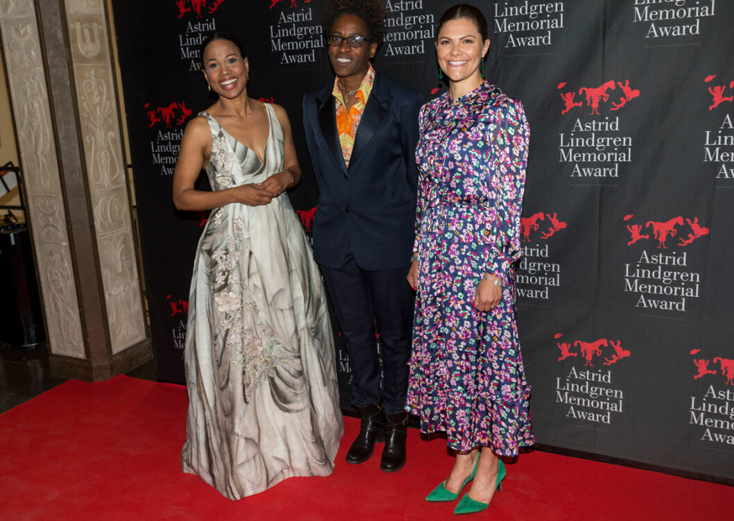 Författaren Jacqueline Woodson hyllades av både Alice Bah och kronprinsessan Victoria i gröna skor från Malene Birger. Författaren Jacqueline Woodson hyllades av både Alice Bah och kronprinsessan Victoria.