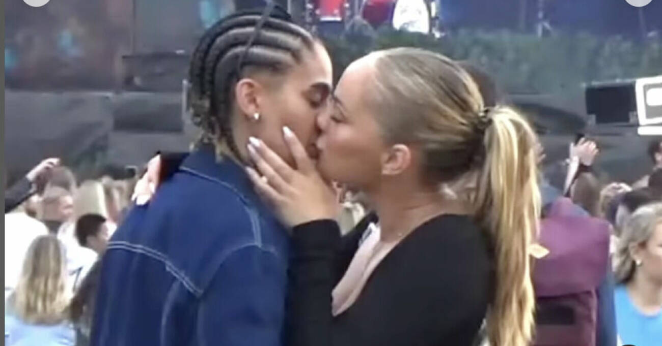 Alice Stenlöf kysser sin kärlek i publikhavet på Lollapalooza