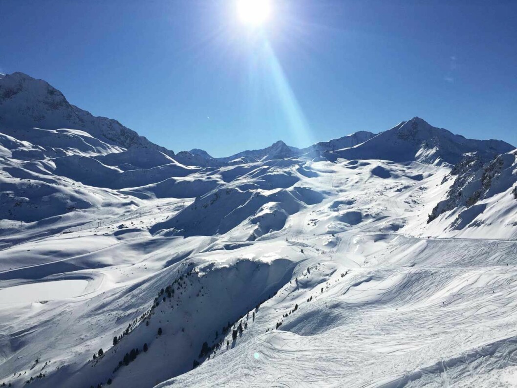 Les Arcs är samlingsnamnet på fyra bilfria skidorter i Bourg-Saint-Maurice kommun i Vanoisedalen i Tarentaise, Savoie, Frankrike. Les Arcs ingår i skidområdet Paradiski vars huvudområden är förbundna med kabinbanan Vanoise Express. Les Arcs är samlingsnamnet på fyra bilfria skidorter i Bourg-Saint-Maurice kommun i Vanoisedalen i Tarentaise, Savoie, Frankrike. Les Arcs ingår i skidområdet Paradiski vars huvudområden är förbundna med kabinbanan Vanoise Express.