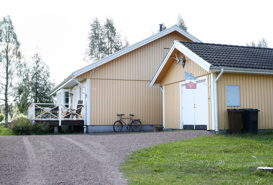 Här får prinsparet vara i fred, i prinsessan Sofias mysiga föräldrarhem. Prinsessan Sofias föräldrarhem, Marie och Erik Hellqvists gula villa i Kåtilla.