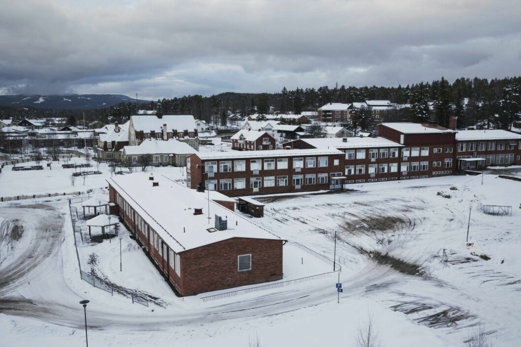 Här gick prinsessan Sofia grundskolan i Älvdalen. Nu är byggnaderna rivna och en ny grundskola har invigts. På plats fanns prinsessan som klippte de gulblå banden. Här gick prinsessan Sofia grundskolan i Älvdalen