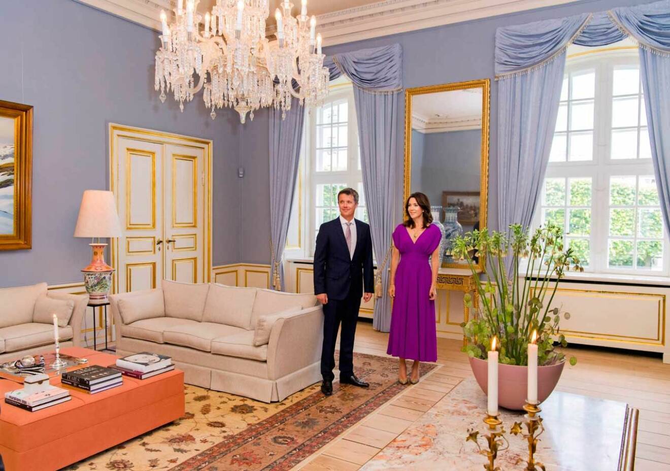 MAry och Frederik i vardagsrummet på Amalienborg.