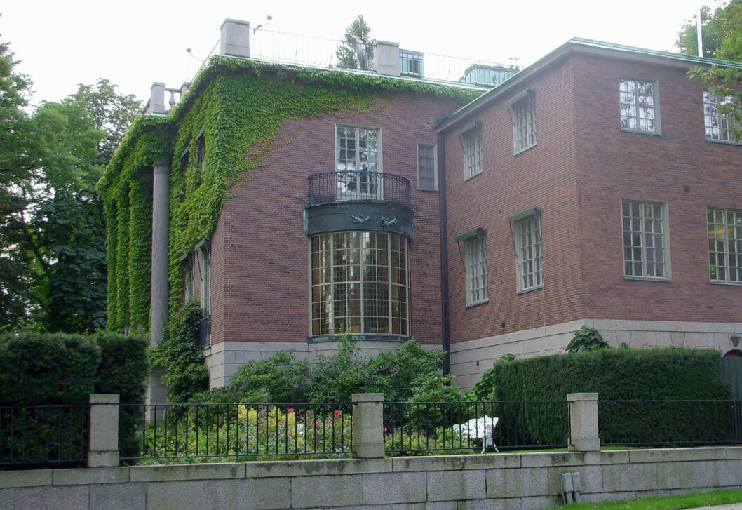 Amerikanska residenset i Stockholm. Här var Victoria och Daniel på gardenparty – eller ”trädgårdsmottagning” som hovet kallar det. Amerikanska residenset i Stockholm.